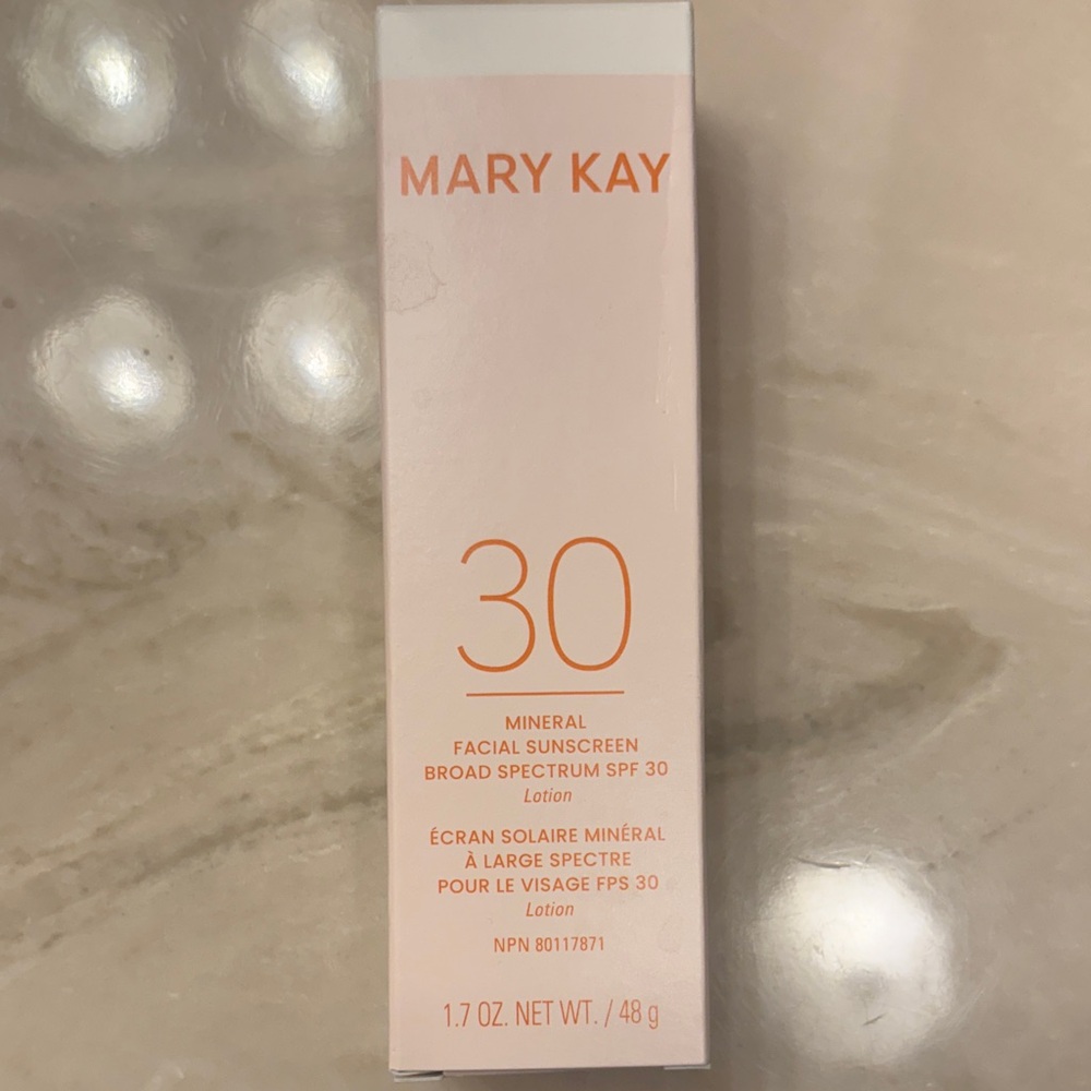 Mary Kay Mineral Facial Sunscreen SPF 30 - White and Pink